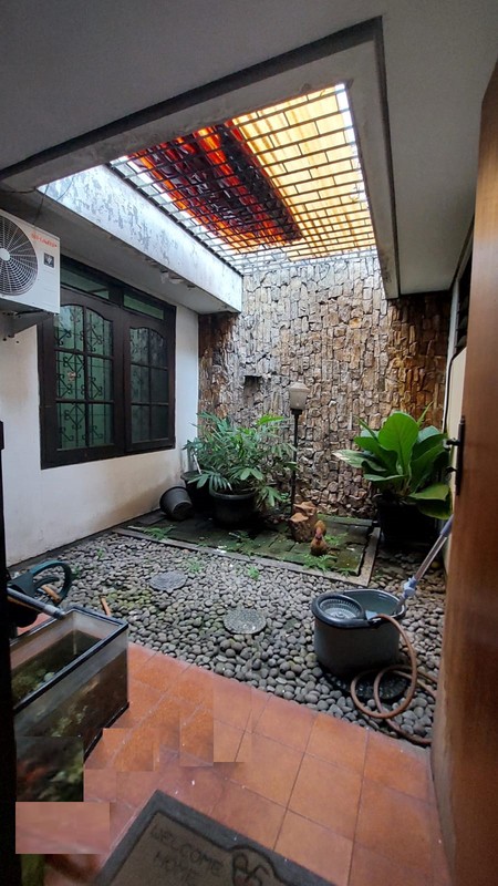 Rumah 1 Lantai, Halaman luas, lokasi strategis di Bintaro- Jaksel