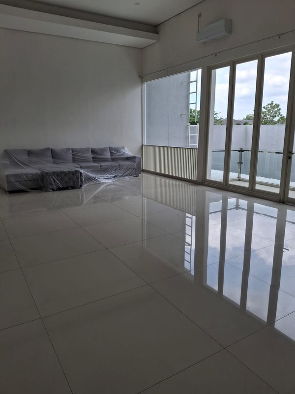 Di jual cepat rumah di Pakuwon Indah Lisbon Granada Surabaya Barat