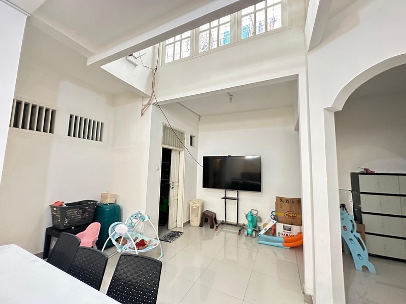 Rumah Cantik Luas 2 Lantai dengan KT 5+2 KM 3+1 Sertifikat SHM