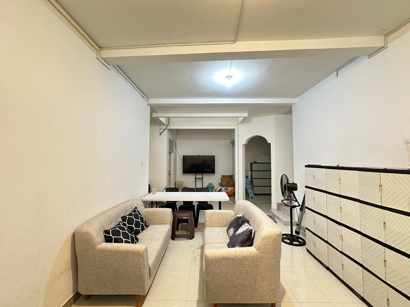 Rumah Cantik Luas 2 Lantai dengan KT 5+2 KM 3+1 Sertifikat SHM