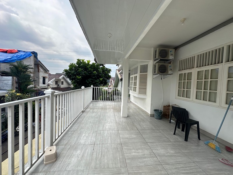 Rumah Cantik Luas 2 Lantai dengan KT 5+2 KM 3+1 Sertifikat SHM