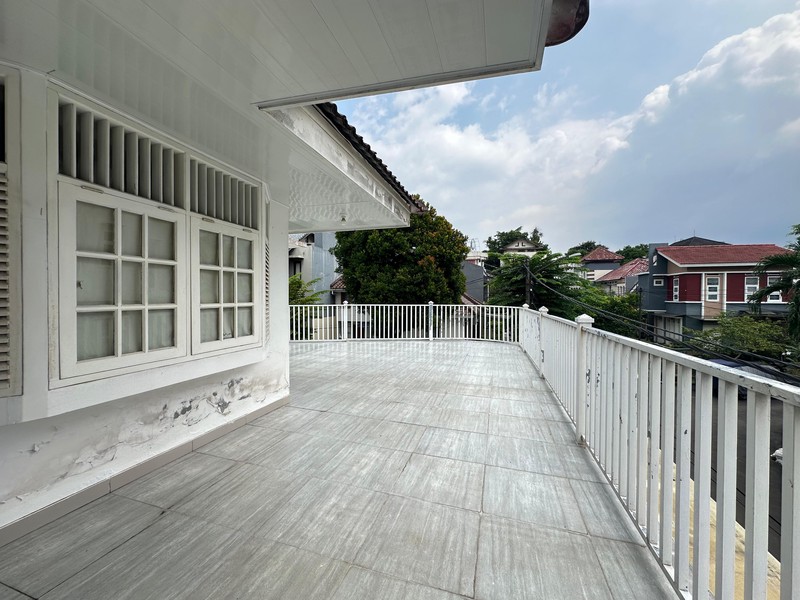 Rumah Cantik Luas 2 Lantai dengan KT 5+2 KM 3+1 Sertifikat SHM