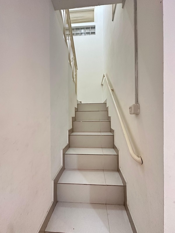 Rumah Cantik Luas 2 Lantai dengan KT 5+2 KM 3+1 Sertifikat SHM