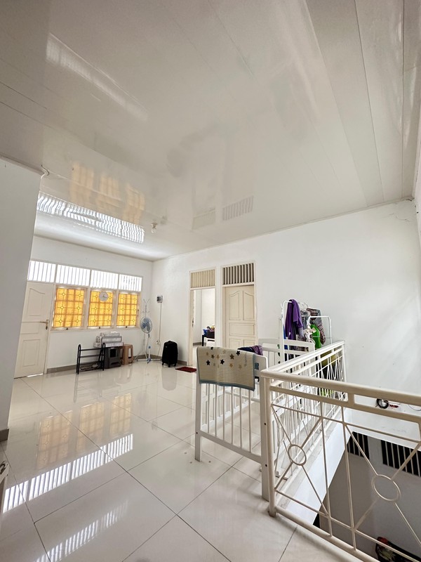 Rumah Cantik Luas 2 Lantai dengan KT 5+2 KM 3+1 Sertifikat SHM