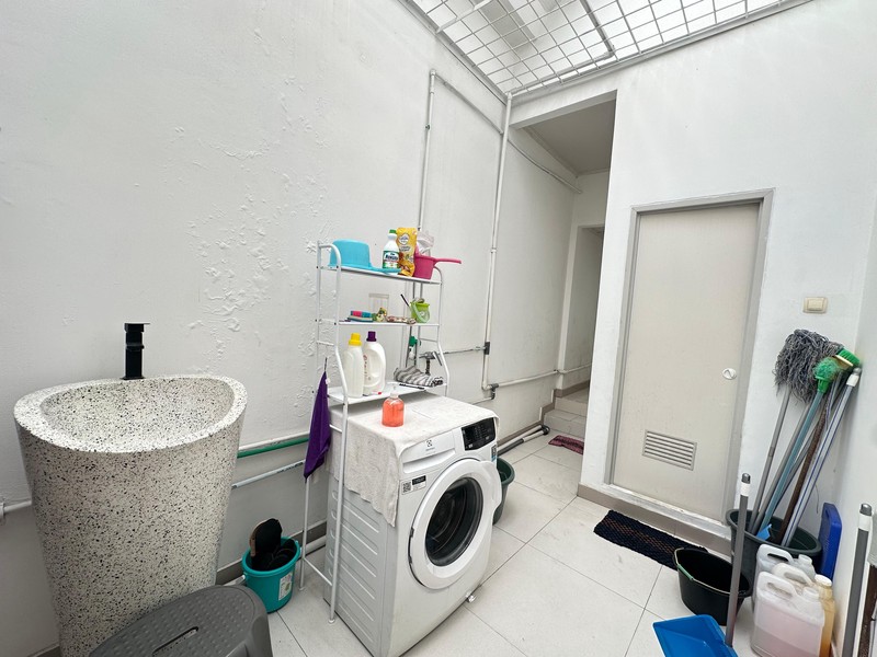 Rumah Cantik Luas 2 Lantai dengan KT 5+2 KM 3+1 Sertifikat SHM