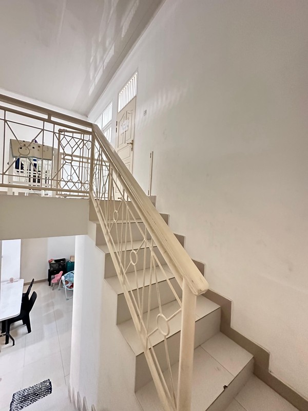 Rumah Cantik Luas 2 Lantai dengan KT 5+2 KM 3+1 Sertifikat SHM