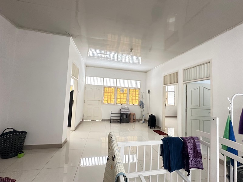 Rumah Cantik Luas 2 Lantai dengan KT 5+2 KM 3+1 Sertifikat SHM