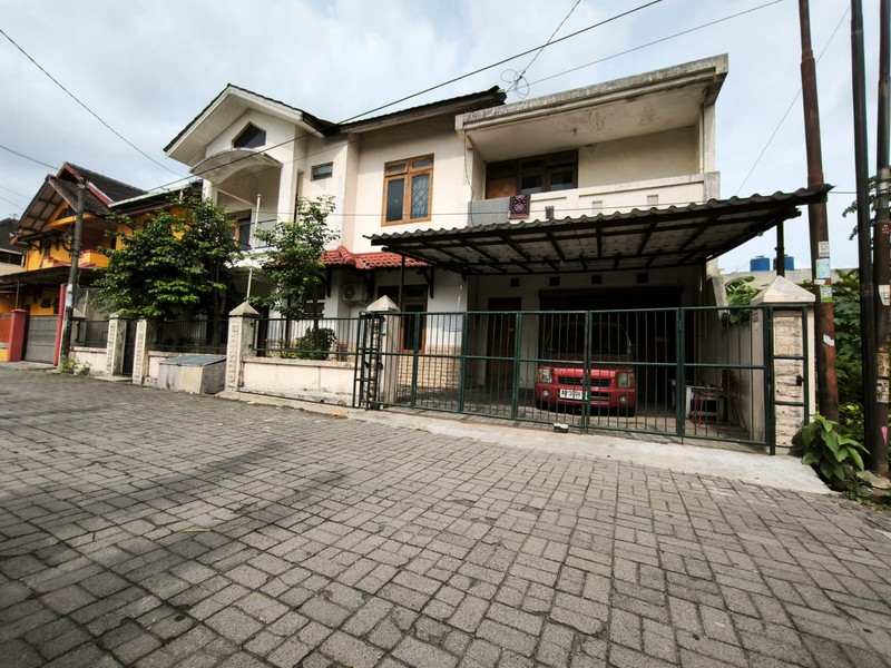 Miliki Rumah Kost Semi Furnish 26 Kamar Tidur Lokasi Dekat Kampus STIE YKPN, Caturtunggal, Depok, Sleman