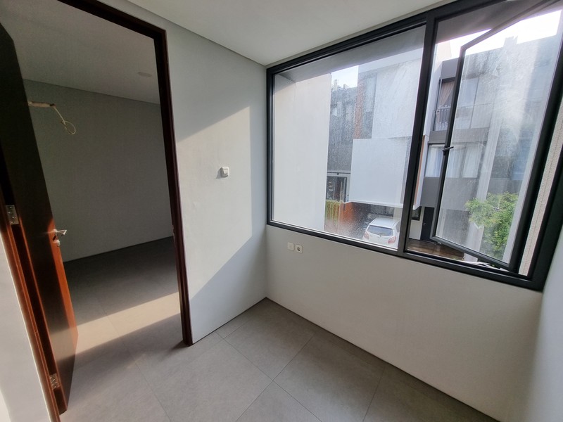 Rumah Townhouse Baru belum di huni 10 menit dari Plaza Bintaro dan Mitra Keluarga Bintaro