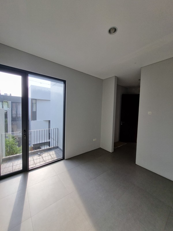 Rumah Townhouse Baru belum di huni 10 menit dari Plaza Bintaro dan Mitra Keluarga Bintaro