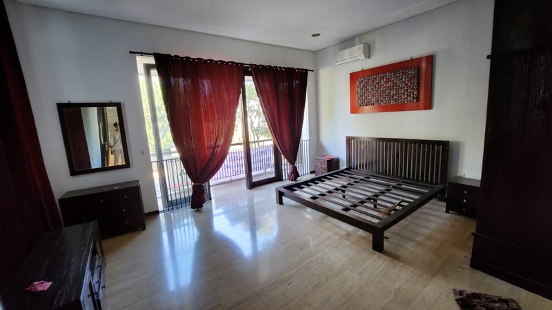 Disewakan Rumah Private Pool 3 lantai Citraland Surabaya