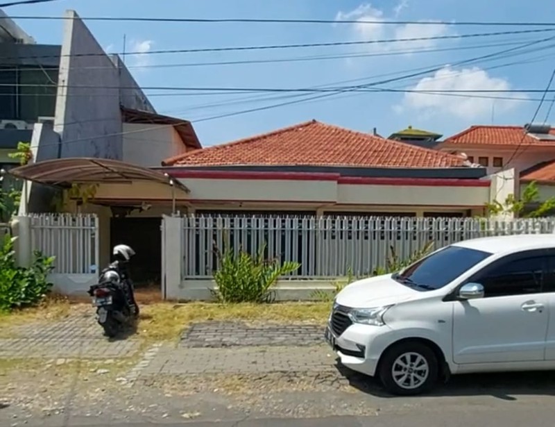 Rumah Siap Huni Strategis di Ngagel Jaya Tengah - LT 300 m&#xb2;, Garasi 2 Mobil"