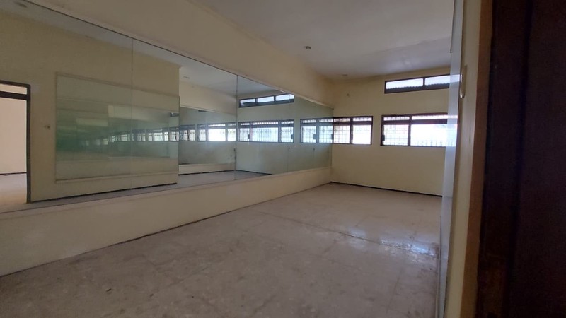 Rumah Siap Huni Strategis di Ngagel Jaya Tengah - LT 300 m&#xb2;, Garasi 2 Mobil"