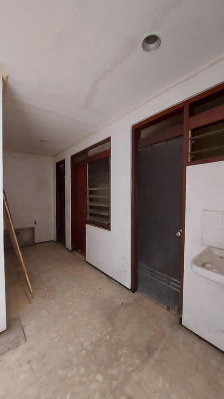 Rumah Siap Huni Strategis di Ngagel Jaya Tengah - LT 300 m&#xb2;, Garasi 2 Mobil"