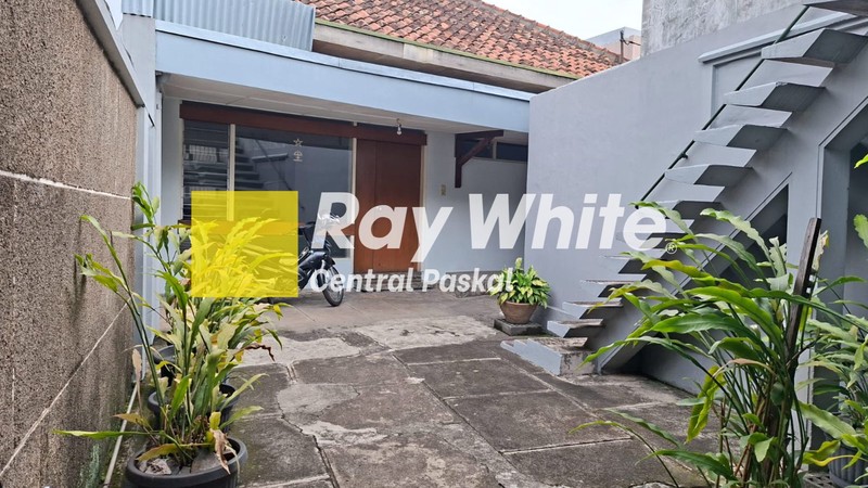 Rumah Status Heritage B di Sayap Sunda Kota Bandung