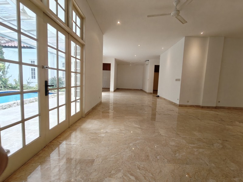 Rumah cantik terawat daerah nya tenang lokasi di kebayoran baru