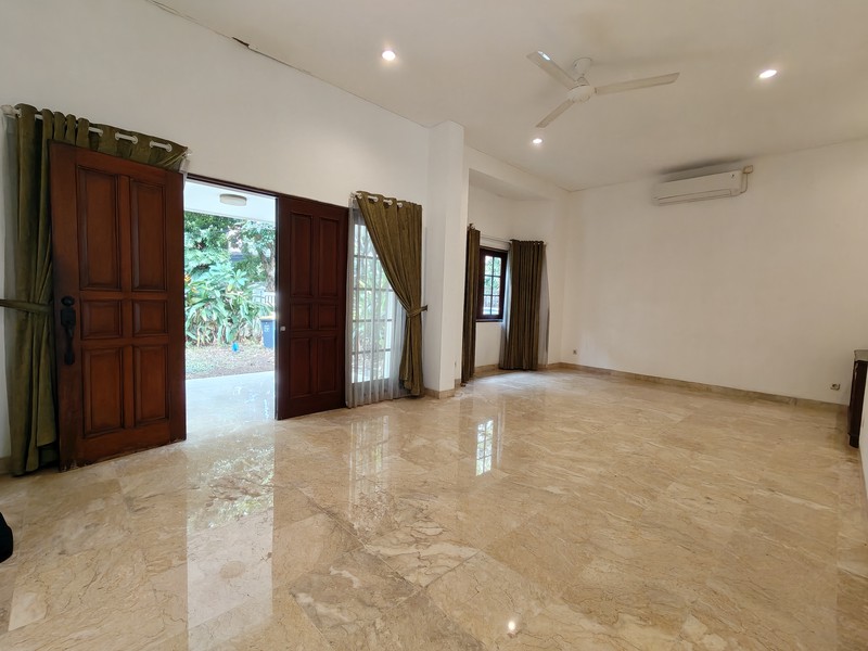 Rumah cantik terawat daerah nya tenang lokasi di kebayoran baru