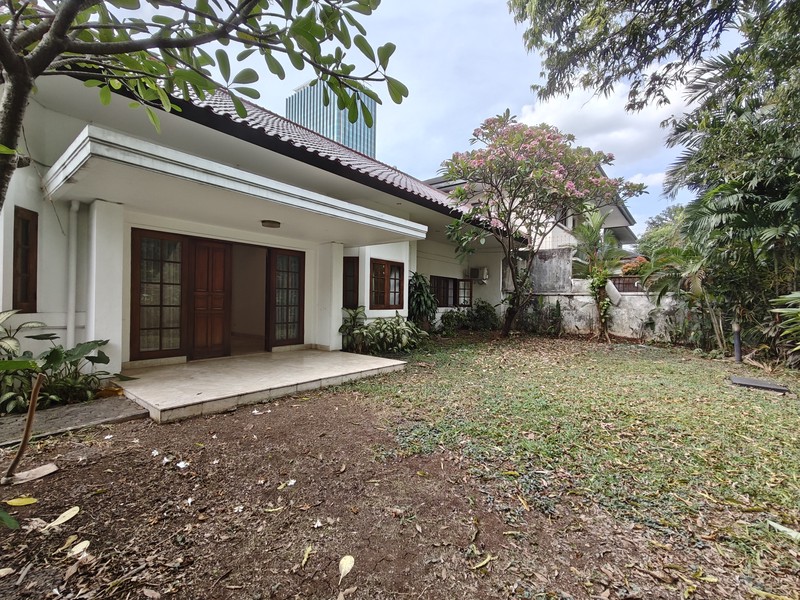 Rumah cantik terawat daerah nya tenang lokasi di kebayoran baru