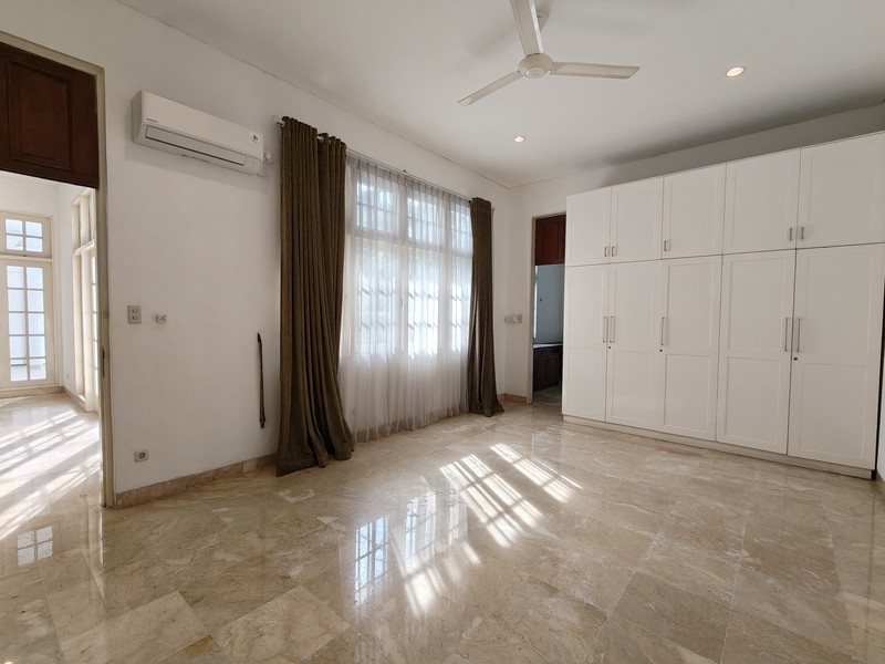 Rumah cantik terawat daerah nya tenang lokasi di kebayoran baru