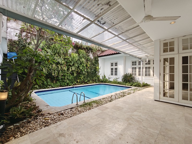 Rumah cantik terawat daerah nya tenang lokasi di kebayoran baru