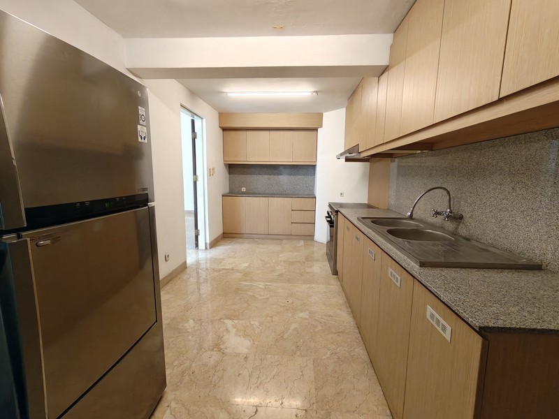 Rumah cantik terawat daerah nya tenang lokasi di kebayoran baru