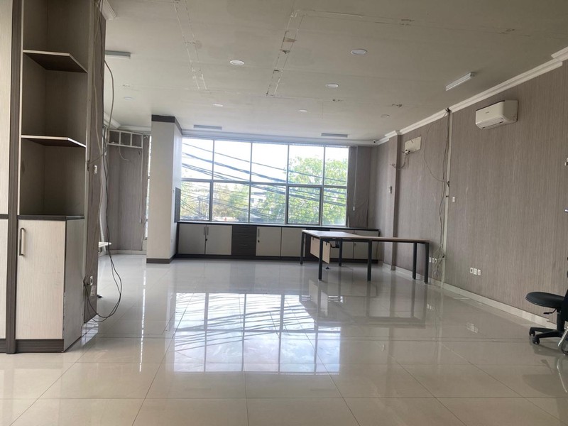 Ruko 5 lanta uk 5x17 m2 Royal Sunter Hoek Selatan Timur parkir luas