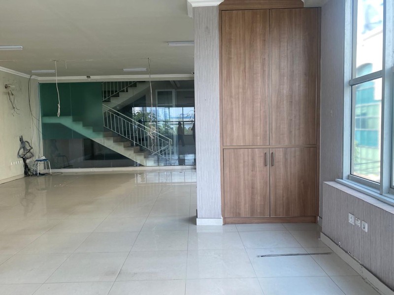 Ruko 5 lanta uk 5x17 m2 Royal Sunter Hoek Selatan Timur parkir luas