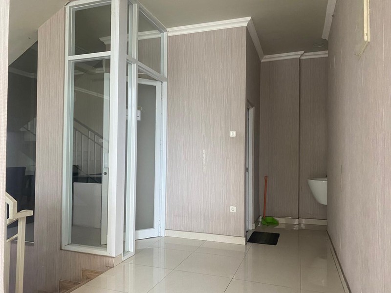 Ruko 5 lanta uk 5x17 m2 Royal Sunter Hoek Selatan Timur parkir luas