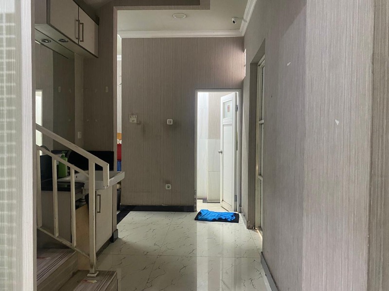 Ruko 5 lanta uk 5x17 m2 Royal Sunter Hoek Selatan Timur parkir luas