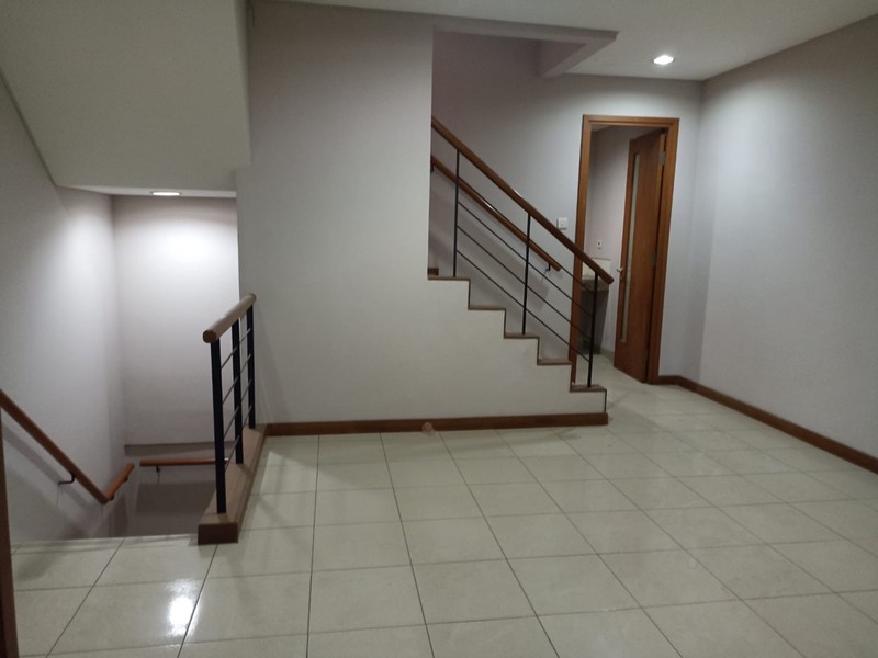Ruko Royal Sunter gandeng 5 lantai menghadap jalan utama bagus