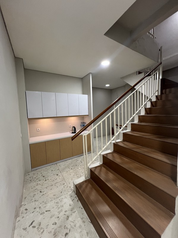 Ruko 5 lantai Royal Sunter hadap selatan uk 5x17 m2 bagus rapi cocok kantor sekali