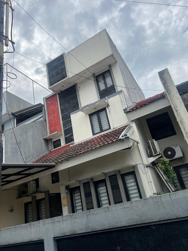 Rumah Rapih 3 Lantai  Griya Loka BSD city