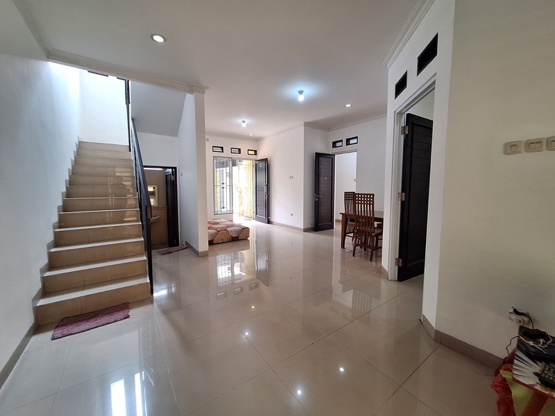 Rumah 2 Lantai Lengkap Taman Belakang di Lokasi Premium Pejaten Dekat Mall & Tol