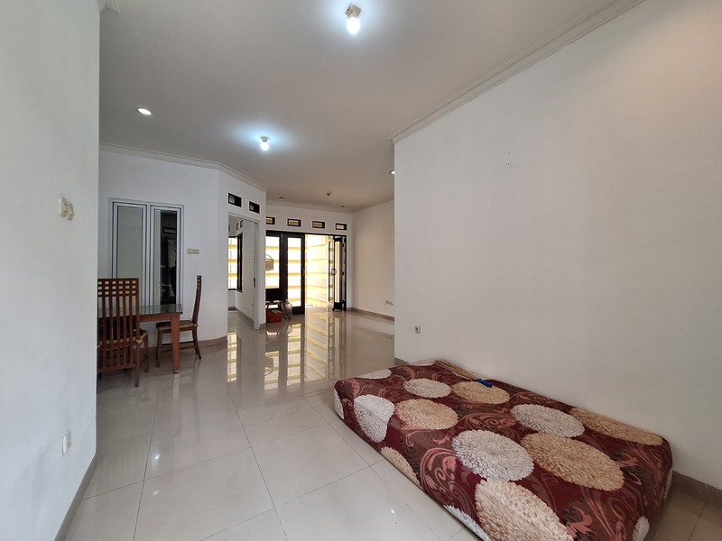 Rumah 2 Lantai Lengkap Taman Belakang di Lokasi Premium Pejaten Dekat Mall & Tol