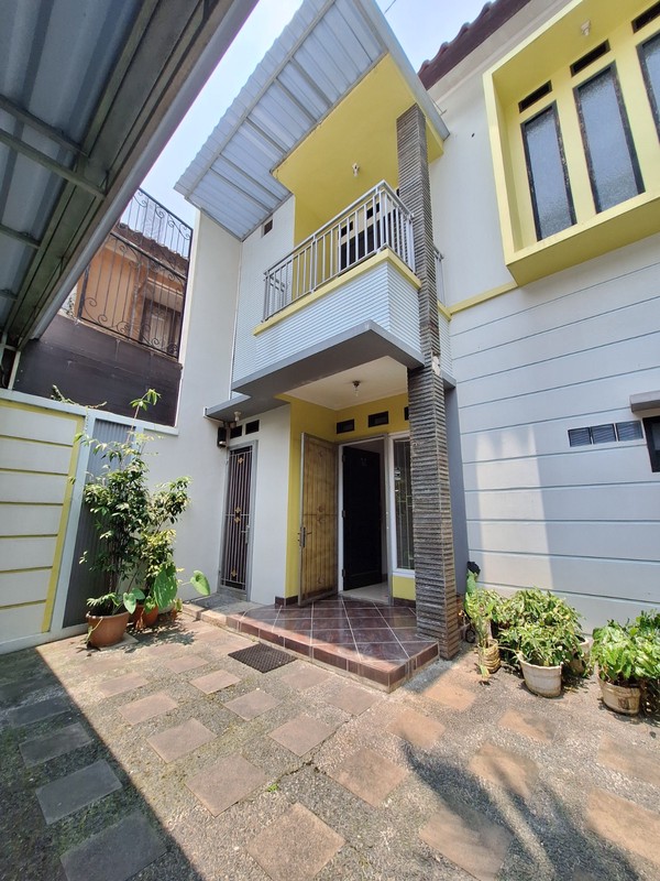 Rumah 2 Lantai Lengkap Taman Belakang di Lokasi Premium Pejaten Dekat Mall & Tol