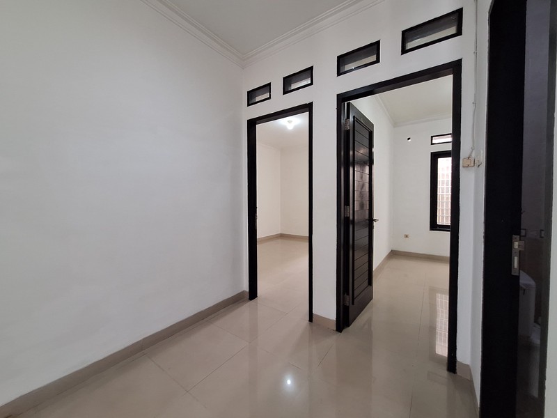 Rumah 2 Lantai Lengkap Taman Belakang di Lokasi Premium Pejaten Dekat Mall & Tol