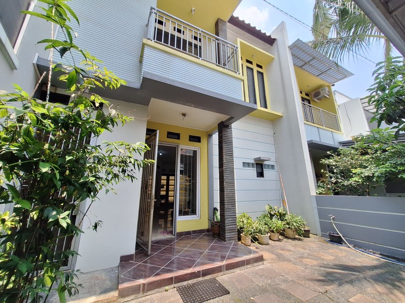 Rumah 2 Lantai Lengkap Taman Belakang di Lokasi Premium Pejaten Dekat Mall & Tol