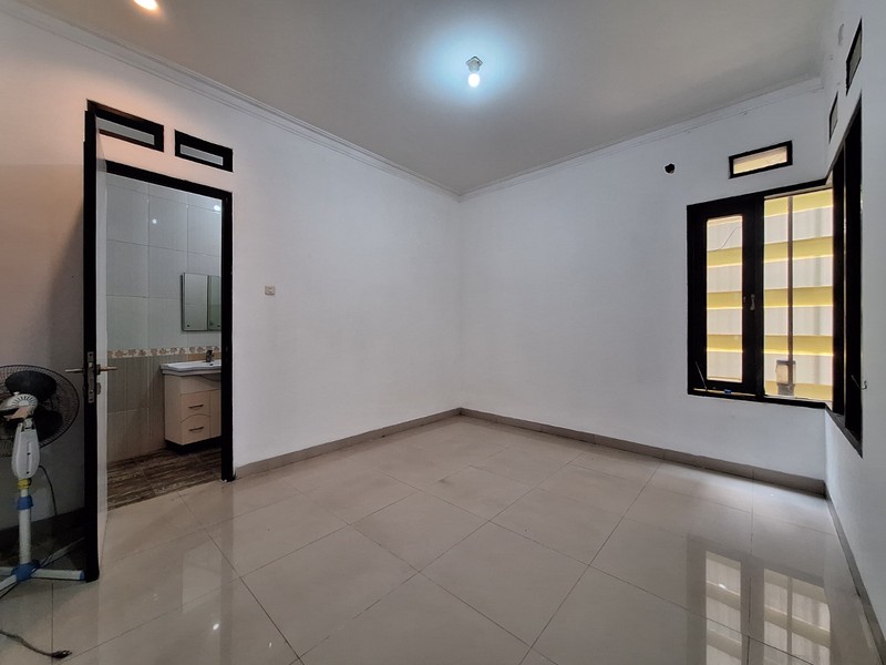 Rumah 2 Lantai Lengkap Taman Belakang di Lokasi Premium Pejaten Dekat Mall & Tol