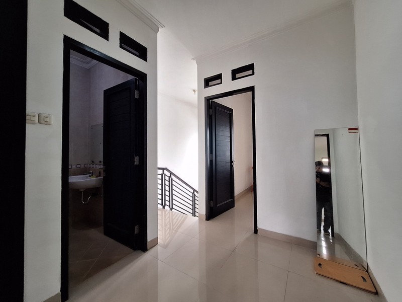 Rumah 2 Lantai Lengkap Taman Belakang di Lokasi Premium Pejaten Dekat Mall & Tol