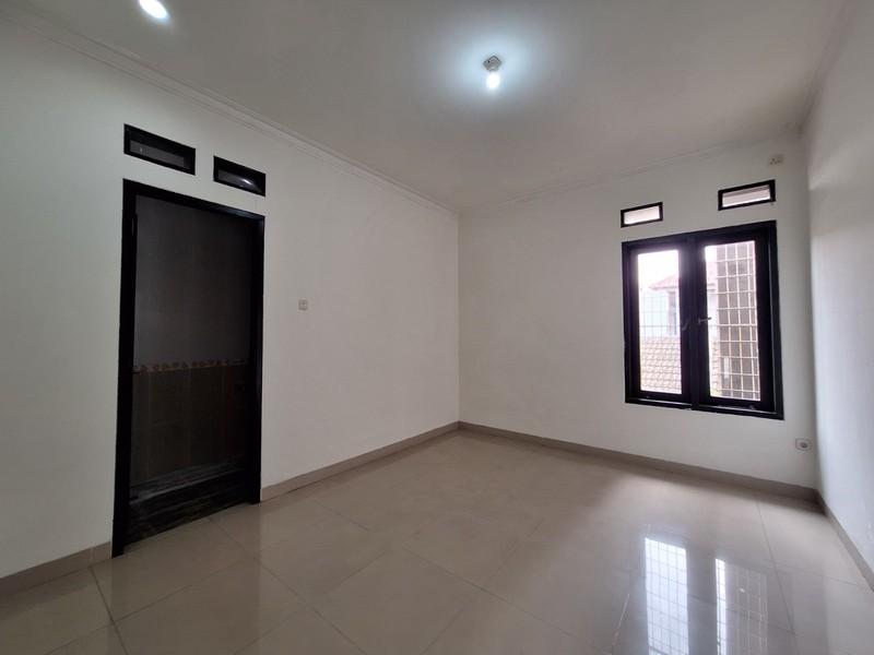 Rumah 2 Lantai Lengkap Taman Belakang di Lokasi Premium Pejaten Dekat Mall & Tol