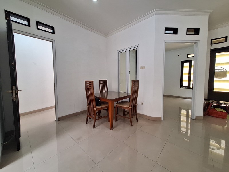 Rumah 2 Lantai Lengkap Taman Belakang di Lokasi Premium Pejaten Dekat Mall & Tol