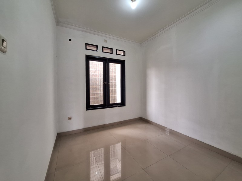 Rumah 2 Lantai Lengkap Taman Belakang di Lokasi Premium Pejaten Dekat Mall & Tol