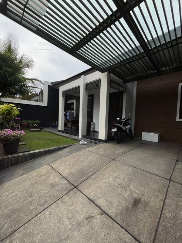3 Milyar-an Luas 220 M2 Dijual Rumah Darmo Permai Timur - Dekat Madame Chang, Hr. Muhammad, Pasar Modern Puncak Permai, Pakuwon Mall, Akses Tol Satelit