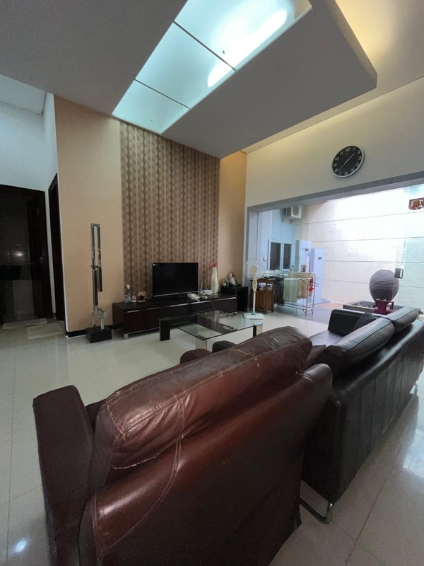3 Milyar-an Luas 220 M2 Dijual Rumah Darmo Permai Timur - Dekat Madame Chang, Hr. Muhammad, Pasar Modern Puncak Permai, Pakuwon Mall, Akses Tol Satelit