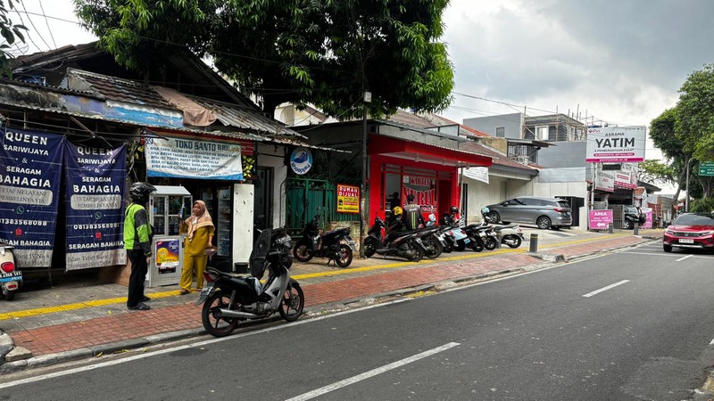 Rumah Akses Jalan 3 Mobil Lokasi Strategis daerah Komersil di Tebet Barat Jaksel