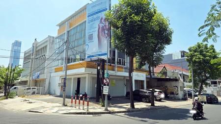 Ruko di Raya Dharmahusada Indah Surabaya Timur, 3 Lantai, Hook/Pojokan, Strategis, SIAP PAKAI... Sewa min 2 tahun