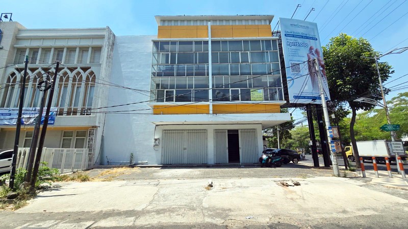 Ruko di Raya Dharmahusada Indah Surabaya Timur, 3 Lantai, Hook/Pojokan, Strategis, SIAP PAKAI... Sewa min 2 tahun