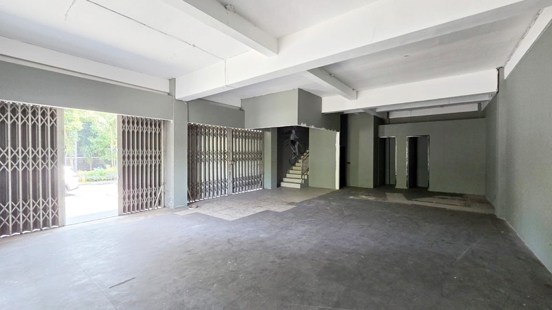 Ruko di Raya Dharmahusada Indah Surabaya Timur, 3 Lantai, Hook/Pojokan, Strategis, SIAP PAKAI... Sewa min 2 tahun
