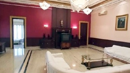Rumah Mewah di Jemur Andayani Surabaya Selatan, Strategis, ada Kolam Renang, Bisa untuk Kantor, Siap Huni
