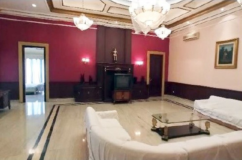 Rumah Mewah di Jemur Andayani Surabaya Selatan, Strategis, ada Kolam Renang, Bisa untuk Kantor, Siap Huni